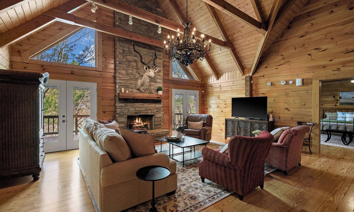 Cullman House | 5 Mins to I-65 - Lakefront Log Home - Dock, Game Room, Kayaks