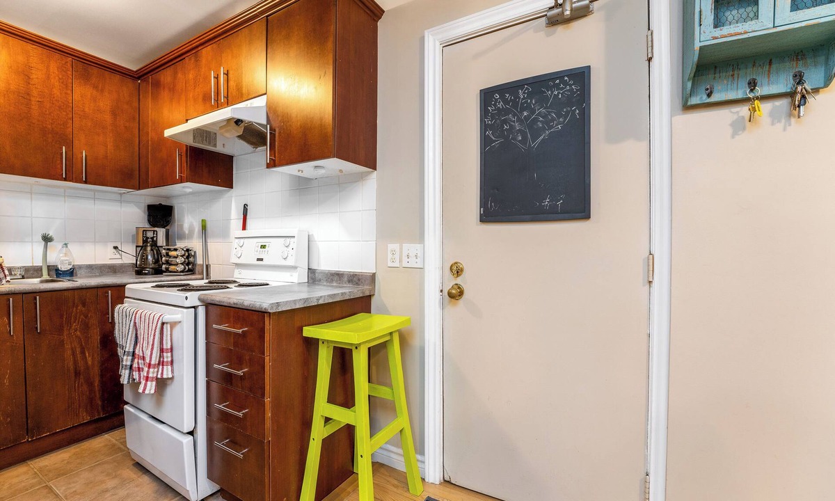 Golden Triangle Apartment | 5 mins to uOttawa & Elgin St. Pet friendly, exec apartment next to the Canal!