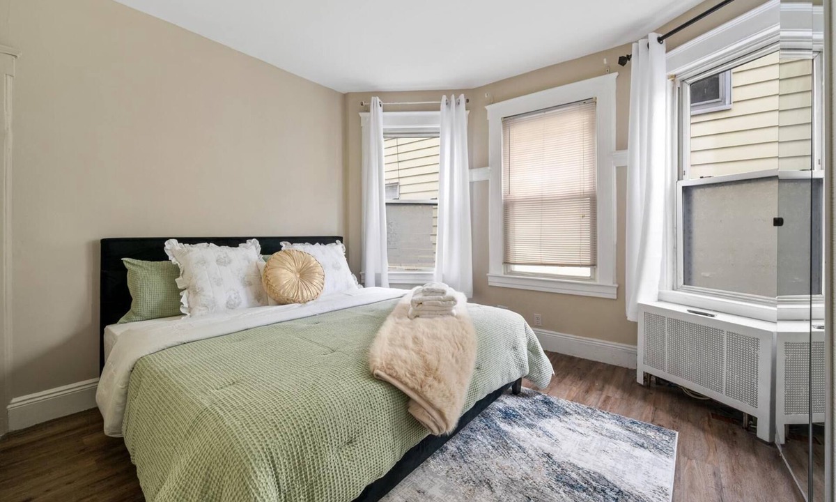 Elizabeth Apartment | 5 minute to the Newark liberty airport-Soothing 2-bedroom apartment in Elizabeth