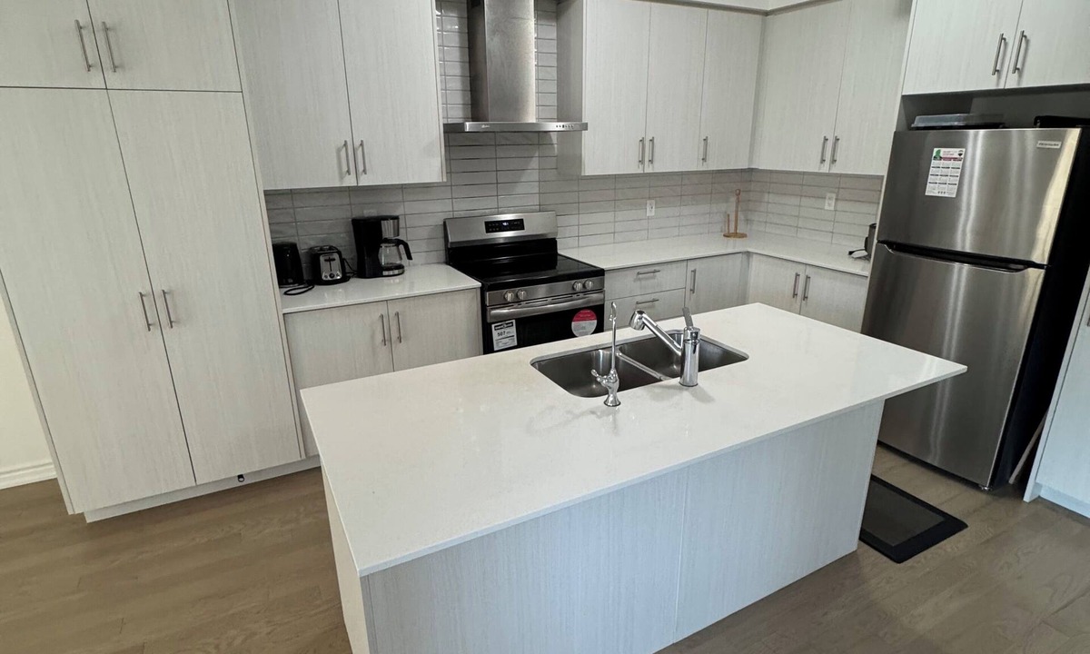 Whitby House | 5 minutes away from Hwy 401/Easily accessible to Toronto/close to Heber down