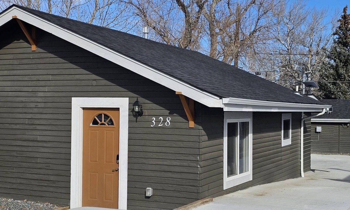 Casper House | 5 MINUTES FROM HOSPITAL. Centrally located charming 2-bedroom house in Casper.