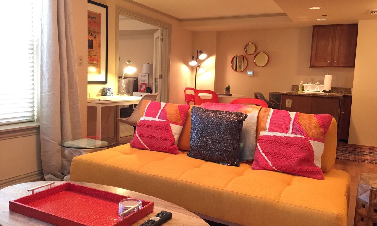 Midtown Apartment | 5 minutes from Zoo, Museums, conventions Thunder basketball in Midtown Landmark