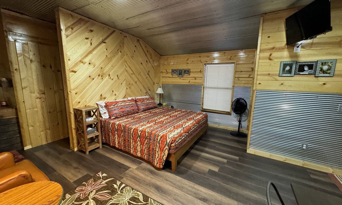 Cache Cabin | 5 minutes to the Wichita Mountains, Ruffled Feathers Cabin, pet friendly Cache