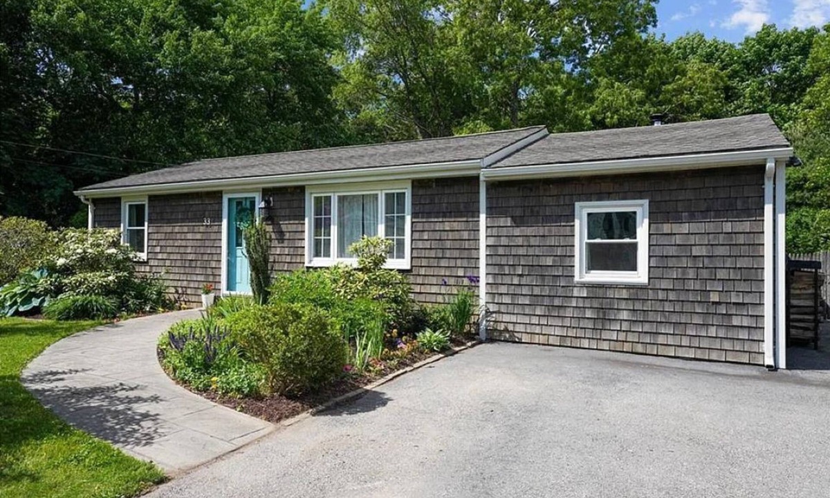 North Kingstown House | 5 Minutes to Wickford & the Town Beach! Beautiful, pet friendly coastal home!