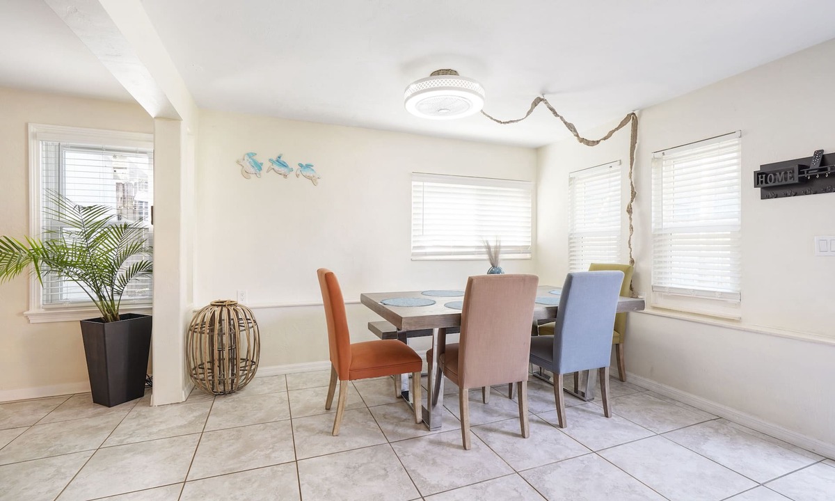 Seabreeze Historic District House | 5 minutes walk to beach 4BR/2baths