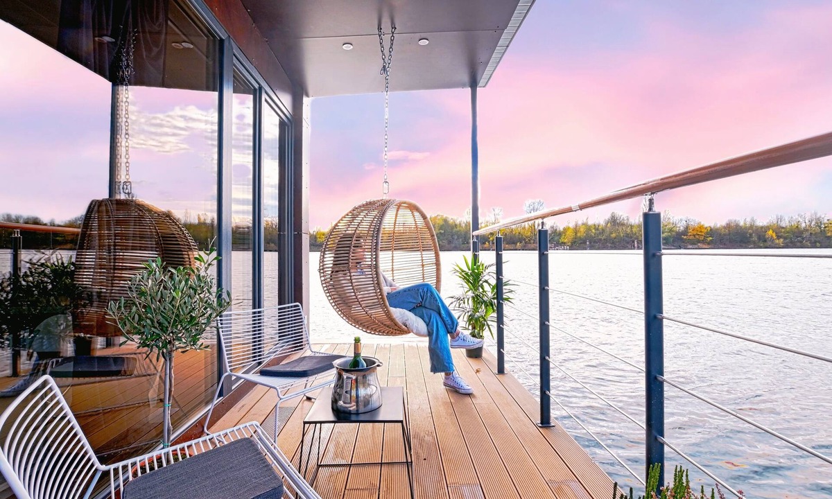 Guernes Boat Rental | 5*: Nid d'amour sur l'eau avec Jacuzzi (40' Paris)