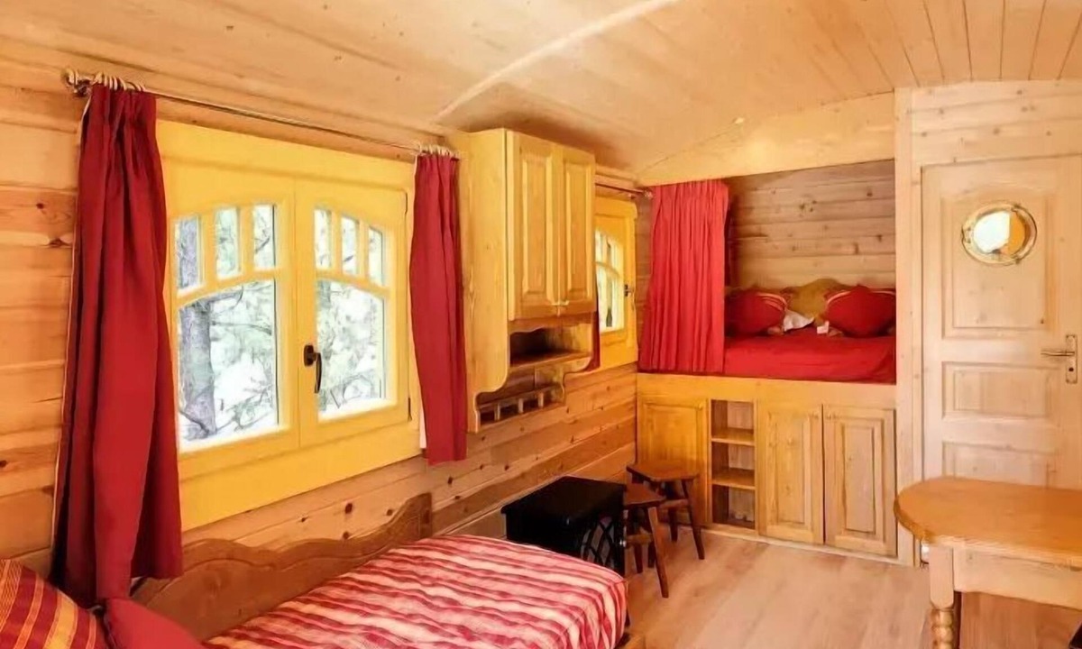 Dienne Cabin | 5 Person Caravan