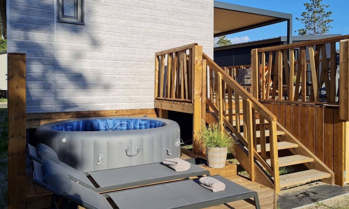 Jullouville-les-Pins Cottage | 5-person cottage with jacuzzi and pool 300m from the beach