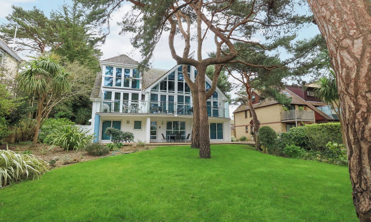 Sandbanks Cottage | 5 Red Sails