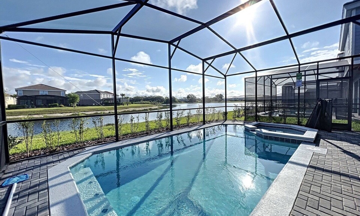 Loughman House | 5⭐ Solterra Villa with Lake View 20 Minutes to Disney