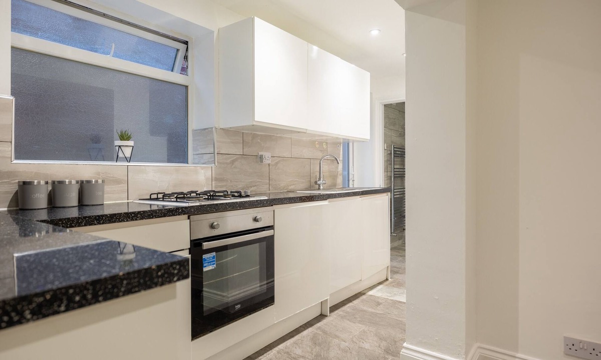 Cambridge House | 5 Spacious Bedroom Orchard Haven