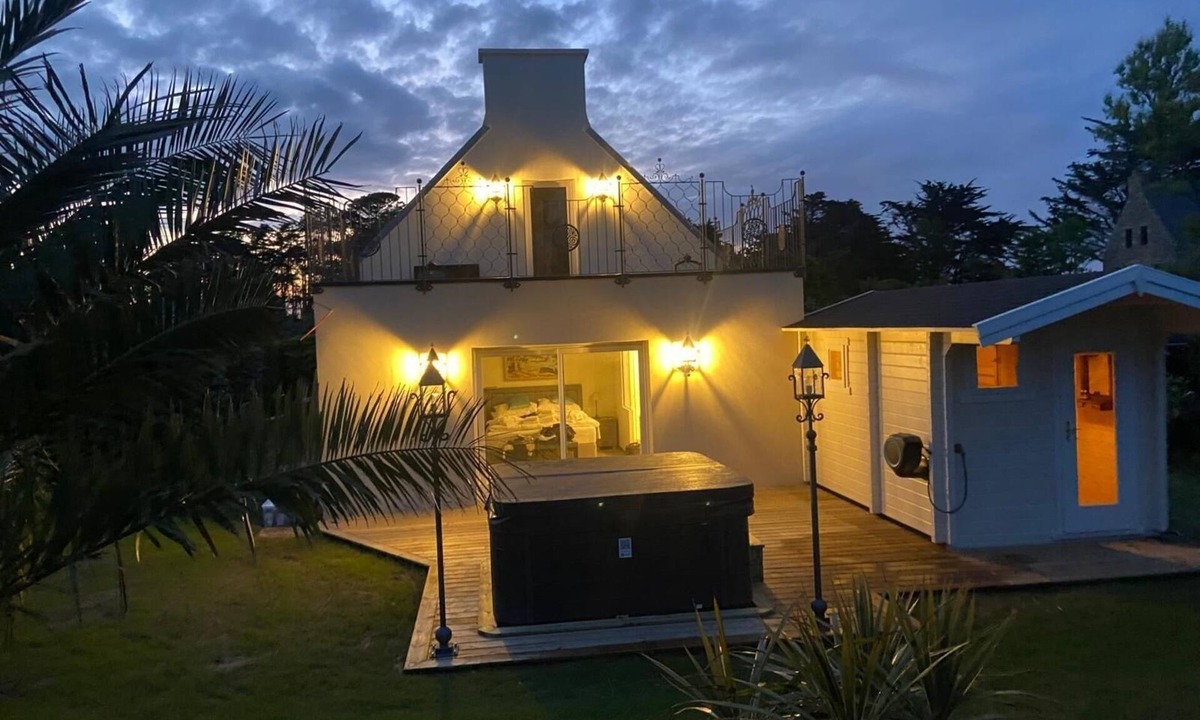 Guisseny House | 5 star beach villa sauna and jacuzzi