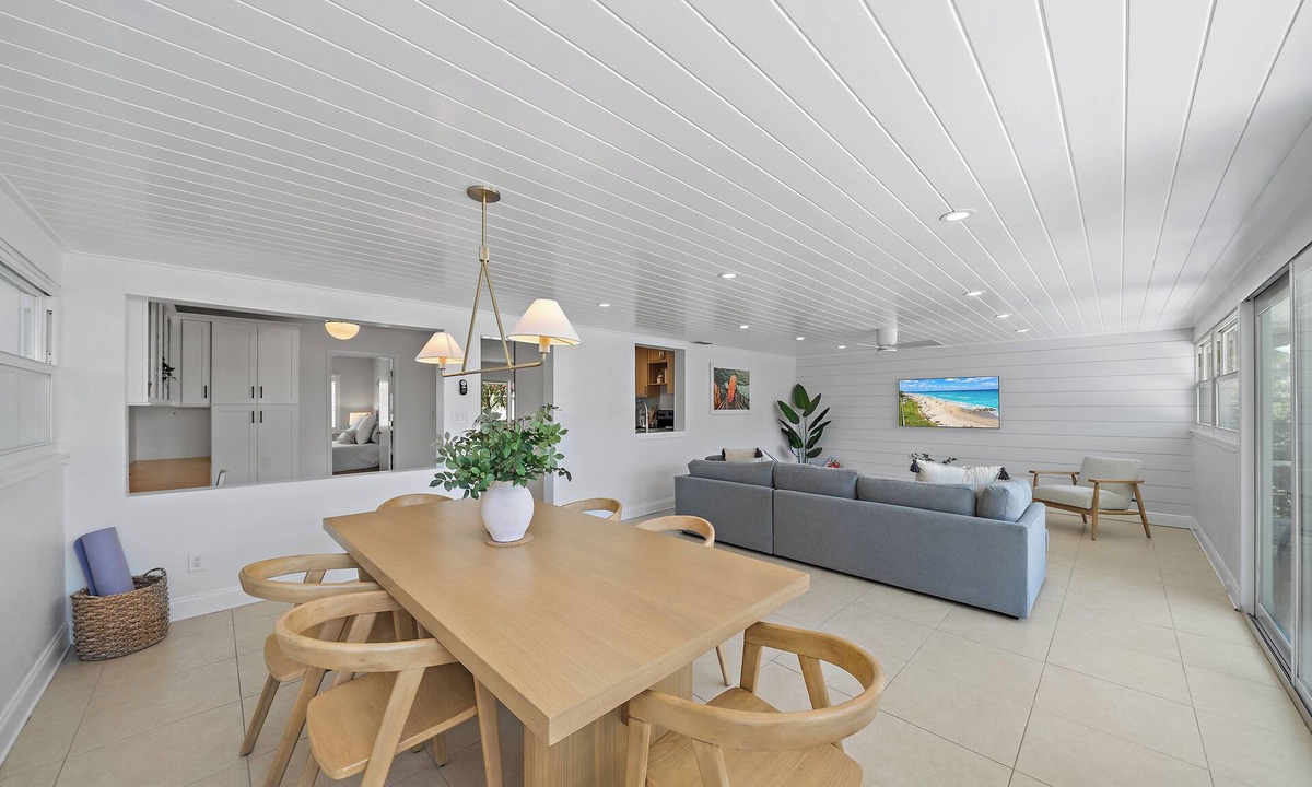 Paver Park House | 5 Star ⭐️ Bright, Spacious Home - Downtown, Restaurants, Shopping, Beaches