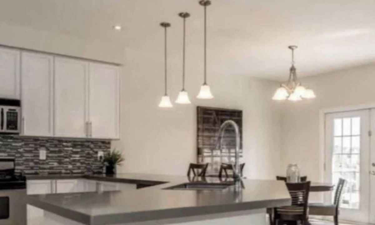 Churchill Meadows House | 5 star Full house 3 bedrms, 4 beds, 3 bath Airport
