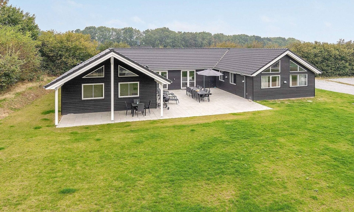 Mommark Strand House | 5 star holiday home in Sydals