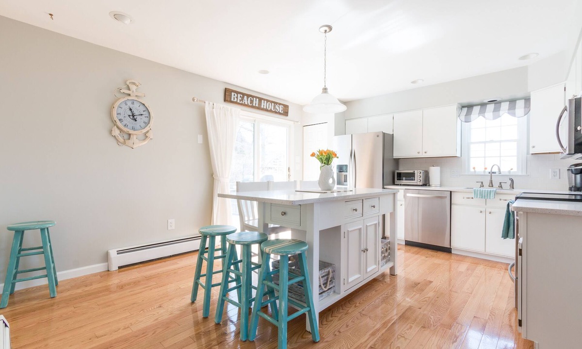 Gloucester House | 5-star home with quick walk to 2 beaches!