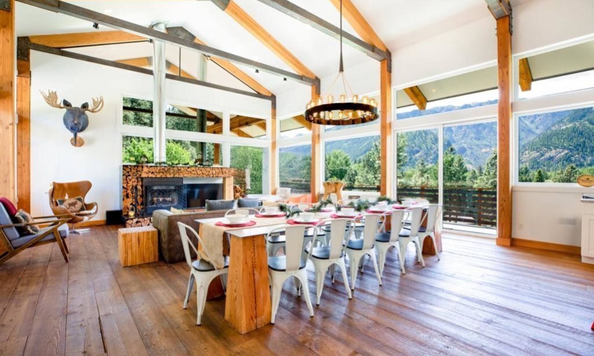 Leavenworth Cabin | 5-Star Lodge Groups Welcome 1 Mile from Downtown