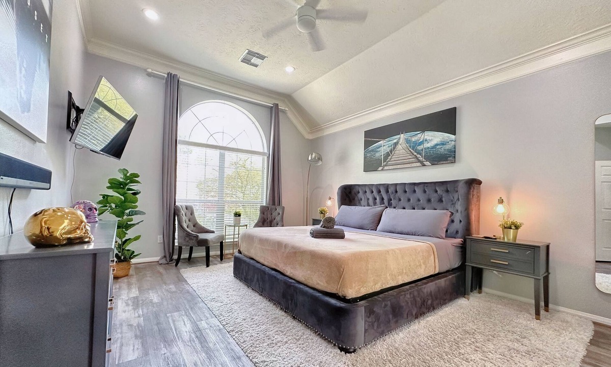 Barker House | 5-Star Luxury: 4King/2Full Beds, Pool & Chic Patio