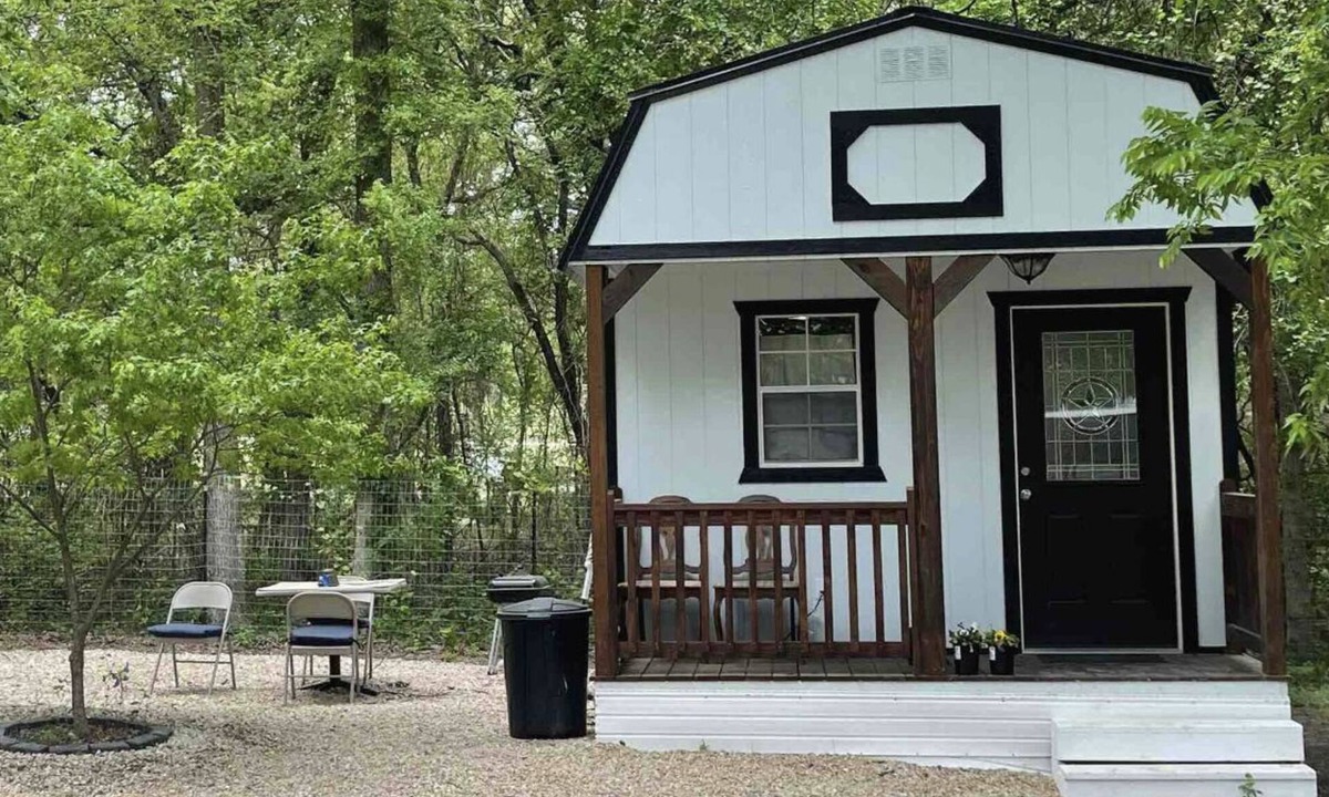 Azle Apartment | 5 star Luxury tiny house, peaceful, POOL with covered deck! kayaks, 1 gig WiFi!