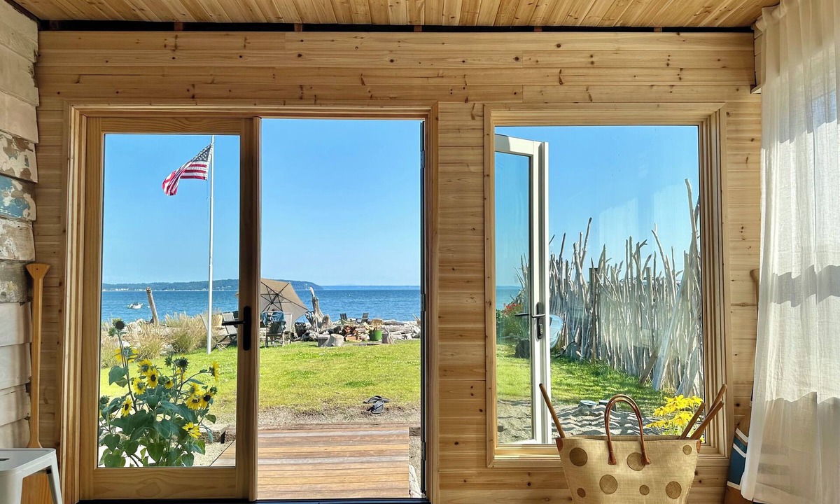 Freeland Cabin | 5-star modern beach cabin steps from the Useless Bay.