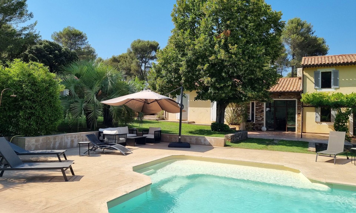 Cabries House | 5-star rated air-conditioned house with swimming pool for 6