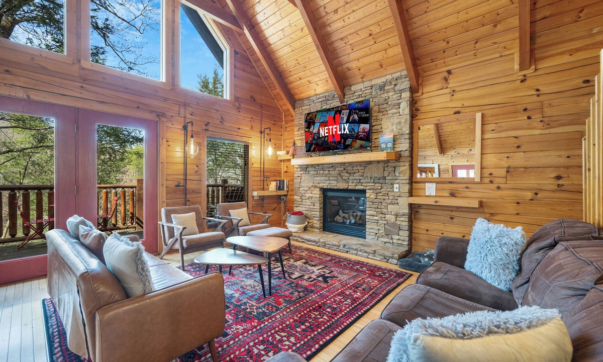 Pigeon Forge Cabin | 5 Star rated cabin, 2 min to Pigeon Forge, Pet-friendly, HotTub, Game room, Pool