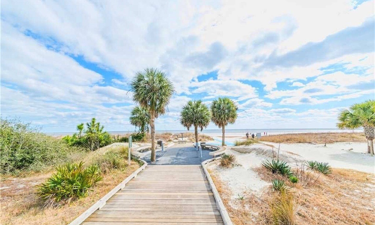Palmetto Dunes Condo | 5 Star Resort New king adjustable mattress, beautiful pool enclosed courtyard