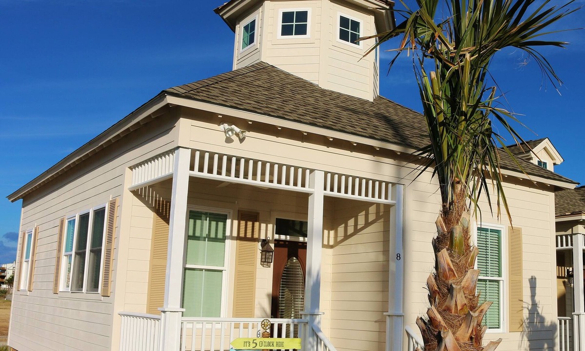 Atlantic Beach House | 5 Star Reviews 3 Bedroom Luxury House w/Pool, Steps from Beach, Sleeps 7, Shops