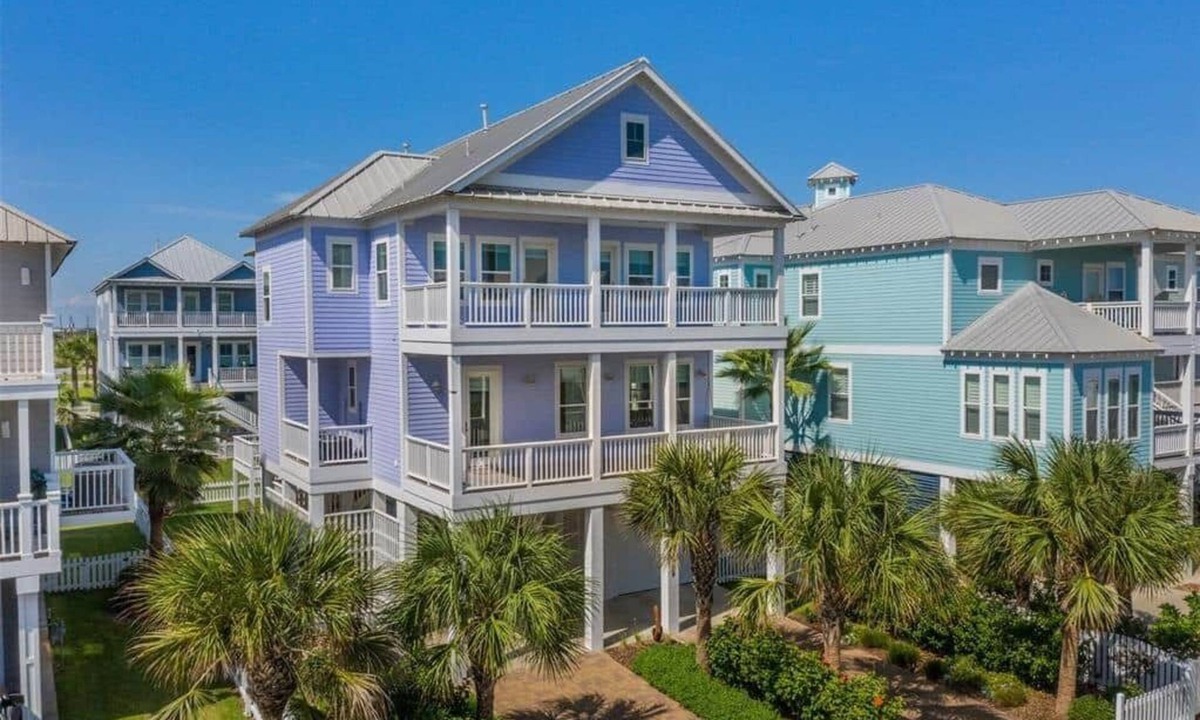 Beachside Village House | 5 STAR REVIEWS! Beachside! 2 Primary’s Ocean Views, Beach amenities!