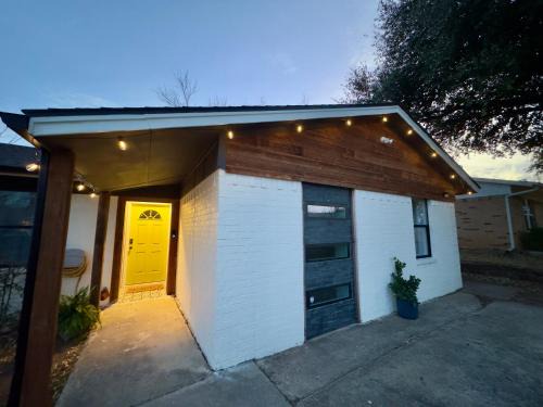 Denton House | 5 Star Stay Large Remodeled Modern 4BR Near UNT and TWU Sleeps 10