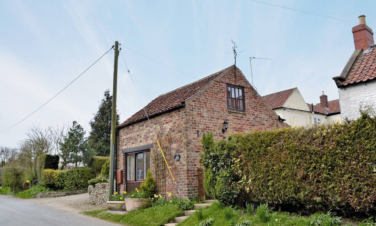 Burythorpe Cottage | 5 steps to entrance.