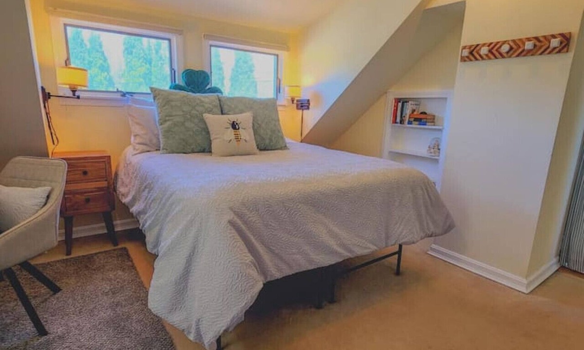 Trenton Apartment | 5 Suite in 1820`s house Open Hearth Inn