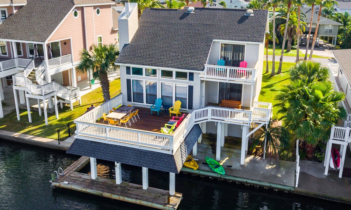 Jamaica Beach House | 5★ Waterfront home! Bikes, kayaks, fishing, fire pit, pickleball! Pets welcome!