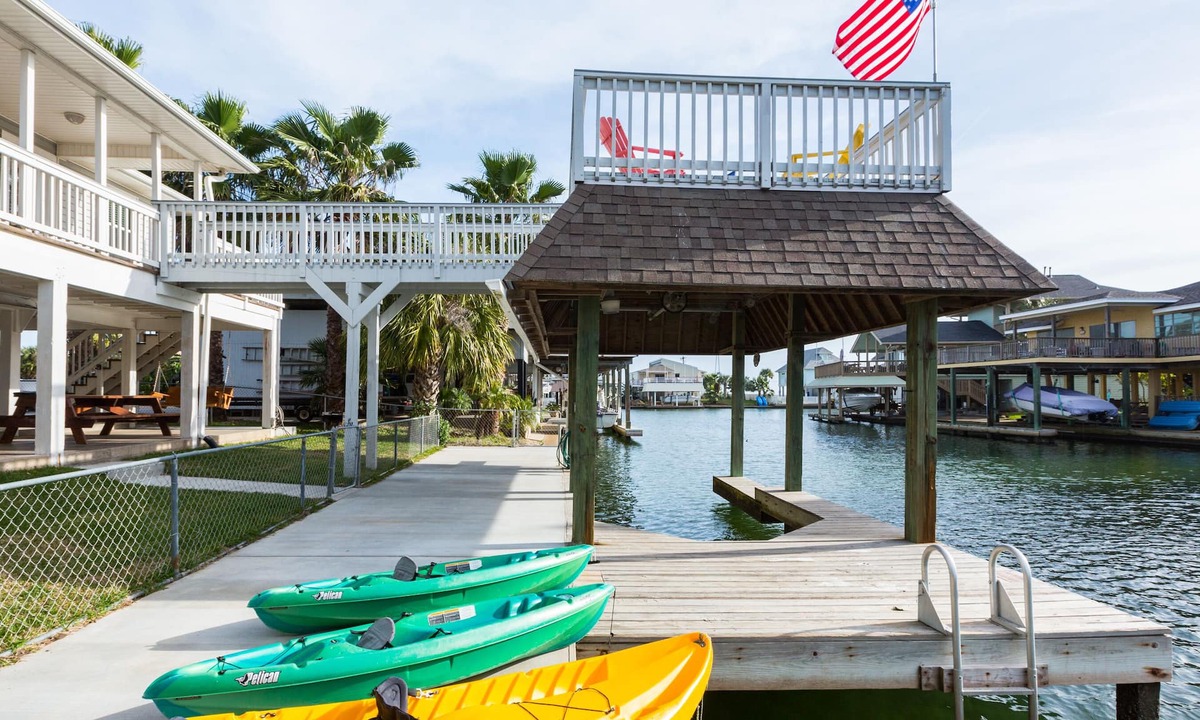 Jamaica Beach House | 5★ Waterfront home! Free bikes & kayaks! Pickleball! Fire pit! Great fishing!