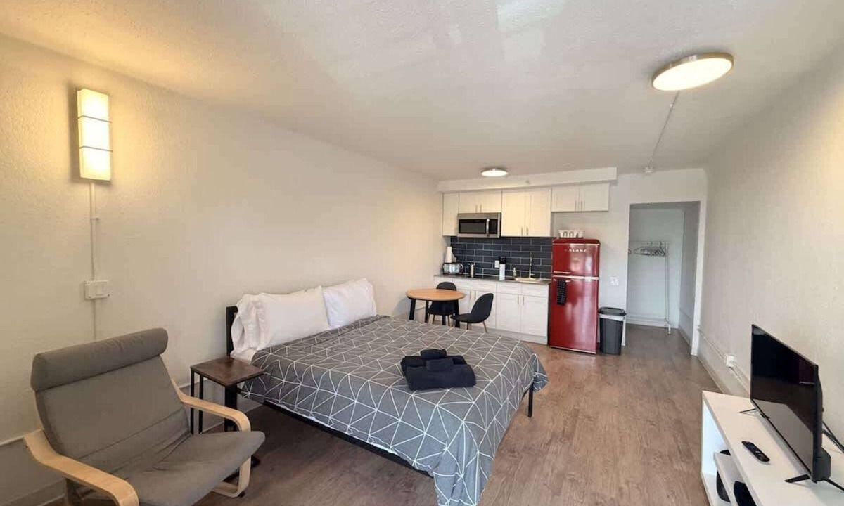 St. Johns House | [50] ATX Studio: 1 Queen, Access to Gym & Laundry