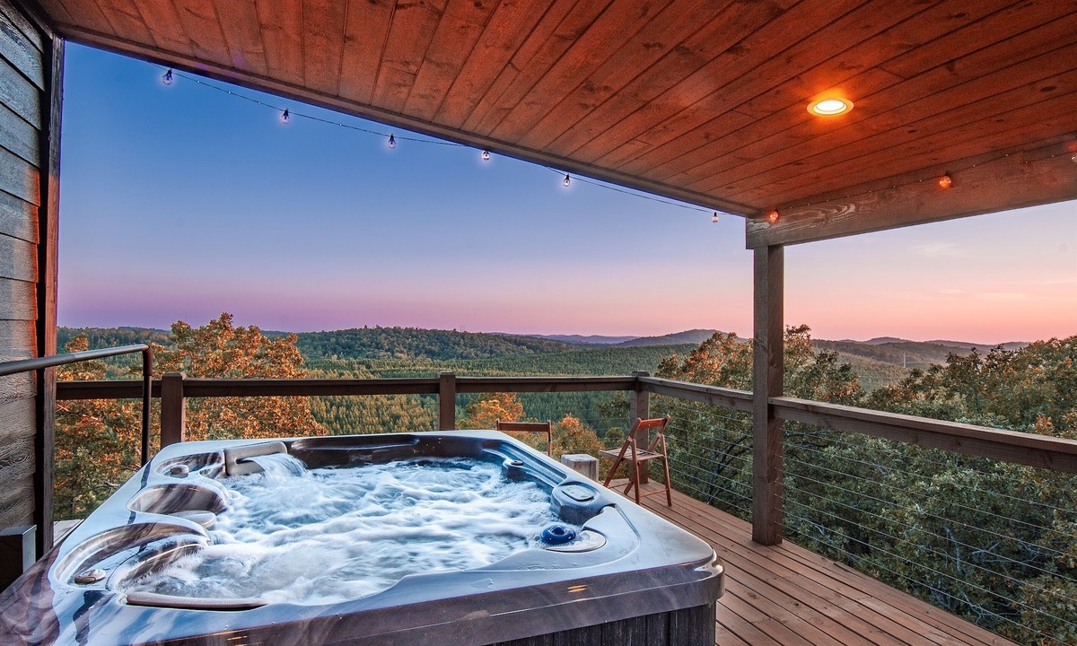 Broken Bow Cabin | 50 Mi Mtn Views! New Build! 2 Kings + Bunks! HotTub Slide Dinos PuttPutt