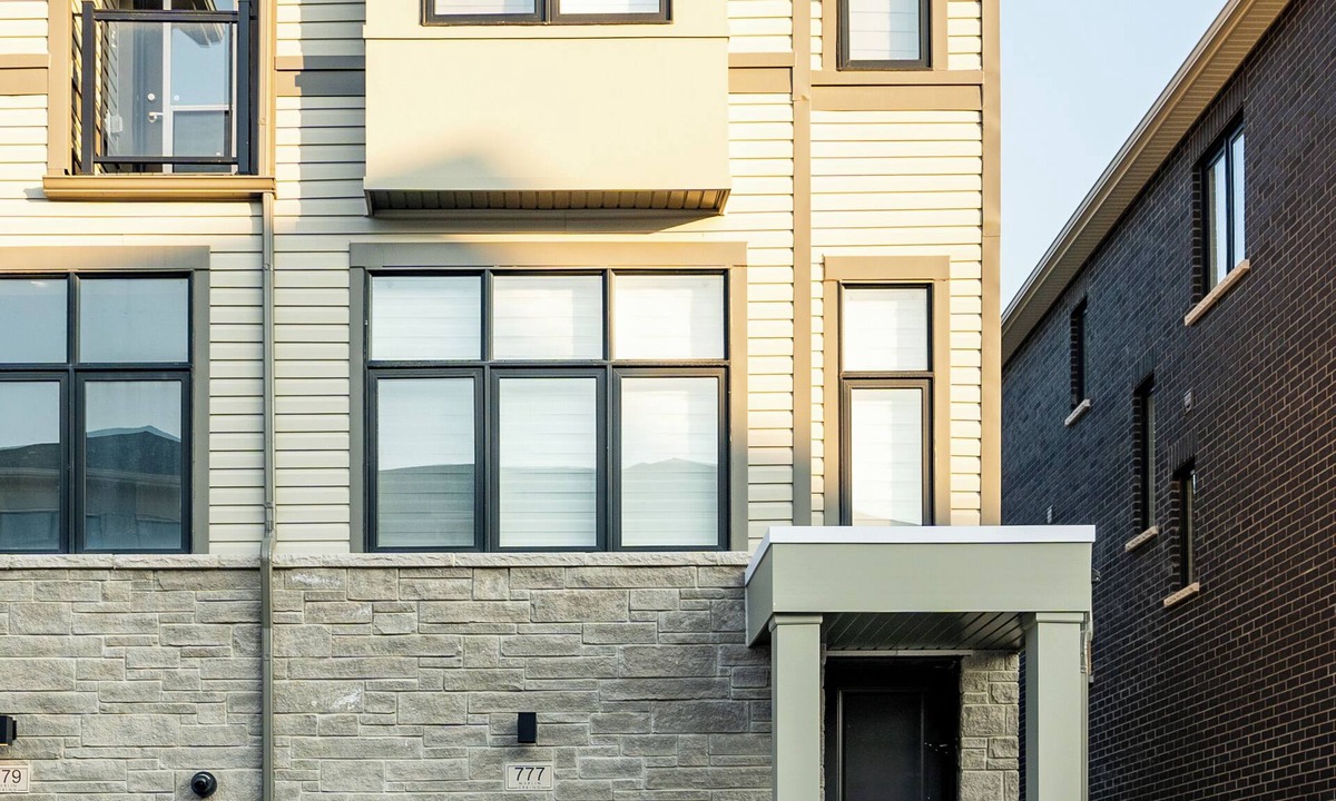 Oshawa House | 50 Minutes from Toronto Downtown. Brand New Cozy, Modern, & Instaworthy