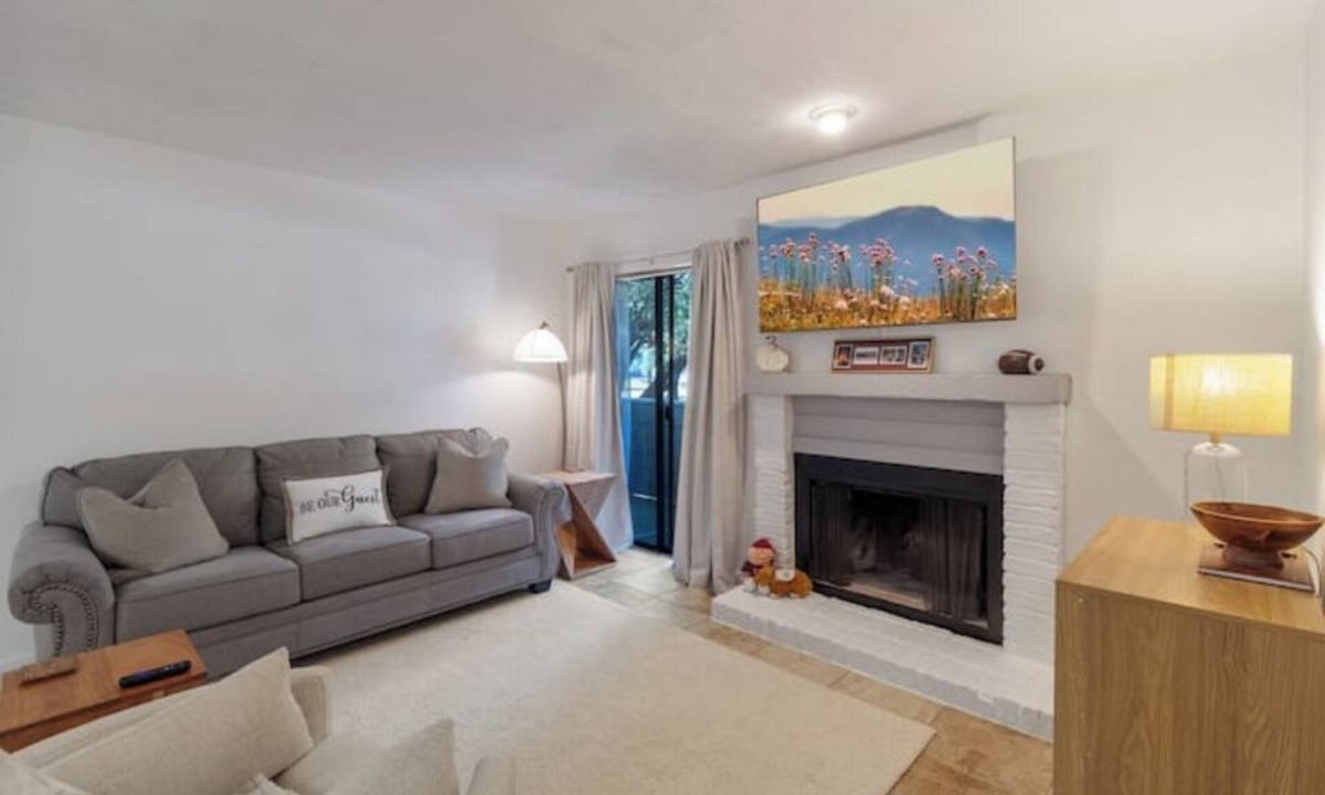 Woodway Village Condo | 50 Yard Linenn