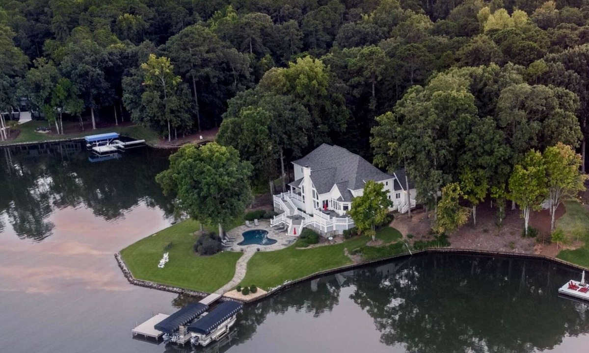 Greensboro House | 500' of Lakefront : 3 Million House, POOL ! Boat to Rent! 2 night minimums