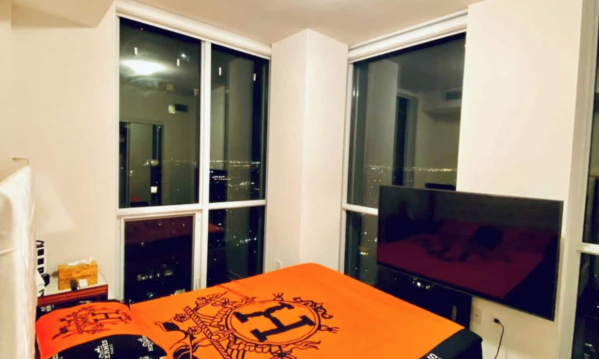 Bay Cloverhill Condo | 50th Floor Luxury Yorkville Condo w Free Parking