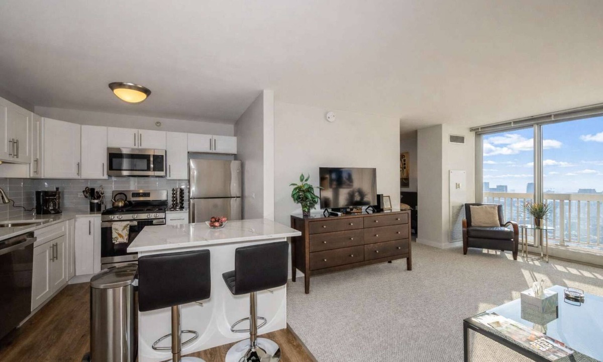 Downtown Chicago Apartment | 50th Floor Mag Mile Views, Balcony, Pool, Gym