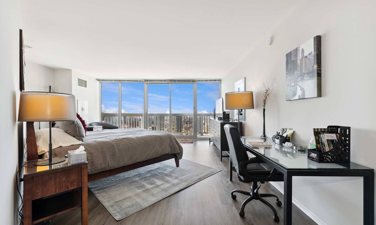 Downtown Chicago Hotel | 50th Floor Mag Mile Views, Balcony, Pool, Gym