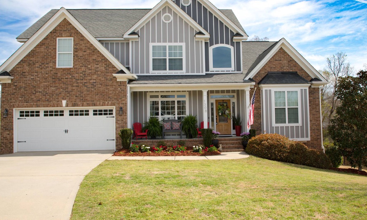Evans House | 5100 SQUARE FEET, SPACIOUS and COMFORTABLE!
