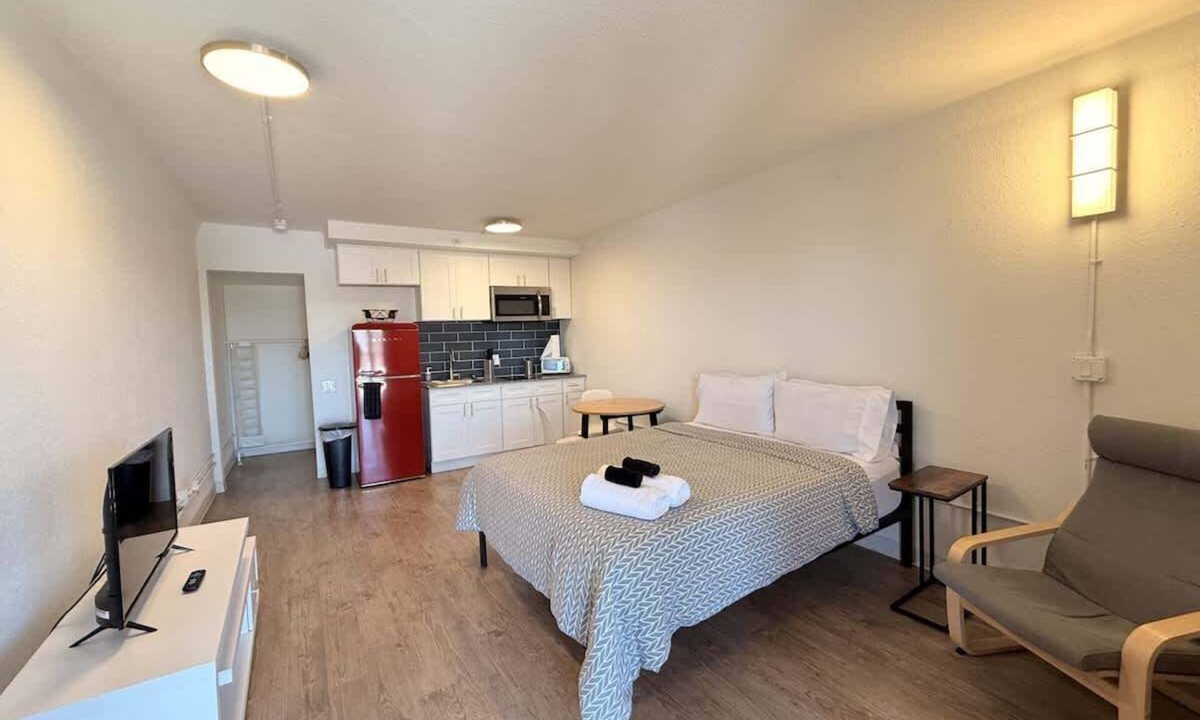 St. Johns Apartment | [52] ATX Studio: 1 Queen, Access to Gym & Laundry