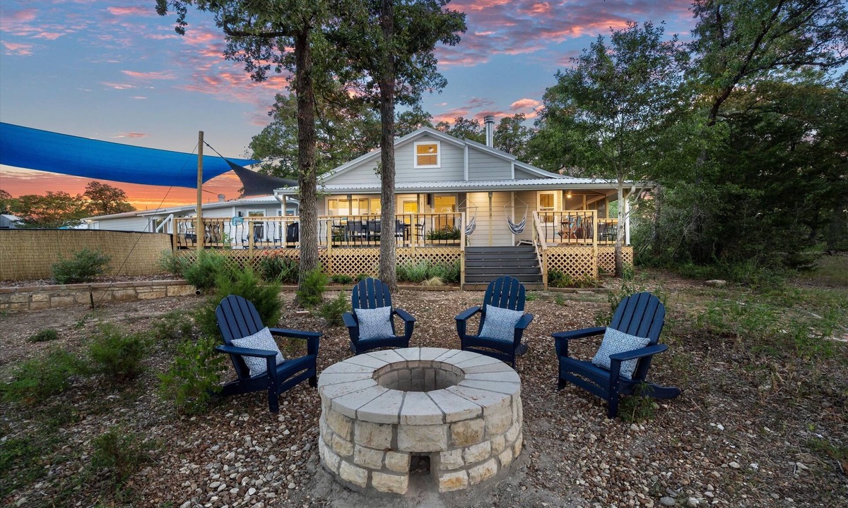 La Grange House | 53 Acre Ranch w/Sauna, Spa, Lake, Game Room & More!