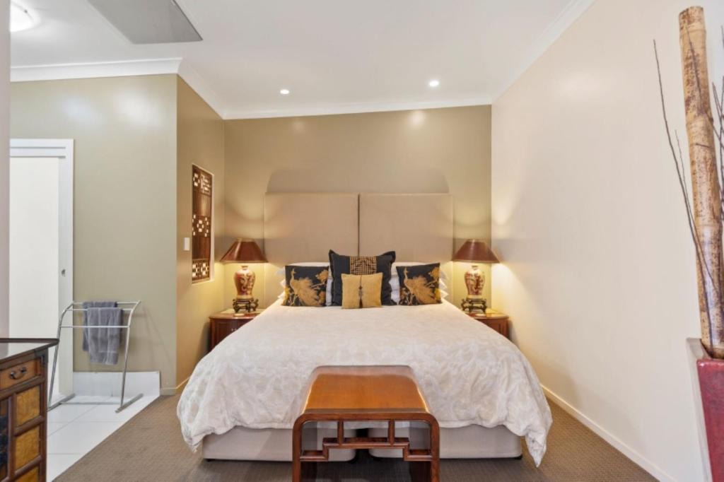 Warwick Hotel | 53 on Victoria