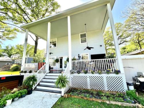 Leisure Land House | 531 Massive lakefront home with HOT TUB