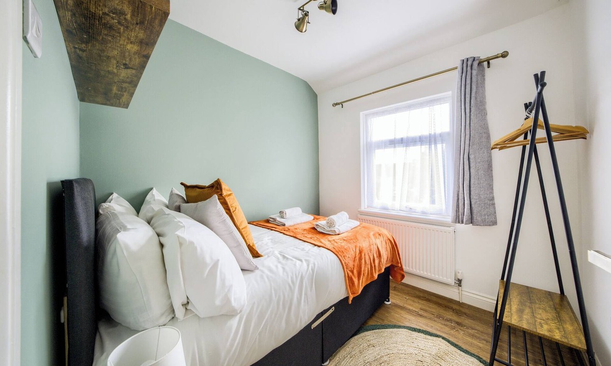 Tatenhill House | 53QMC Sleeps 9| Driveway |Pool Table I Parking