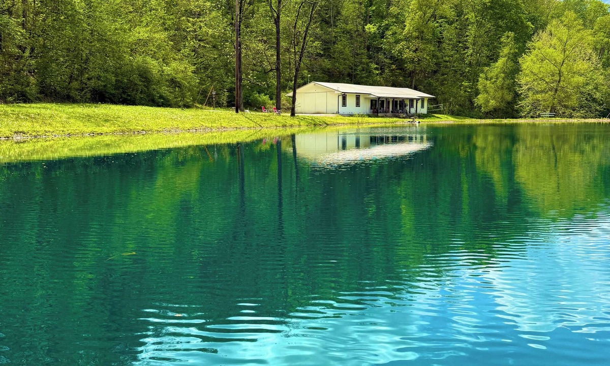 Kedron Cabin | 55 ACRE WATERFRONT RETREAT ~HOT TUB~SWIM ~FISH ~KAYAK ~HIKE ~1 ACRE SPRING POND~