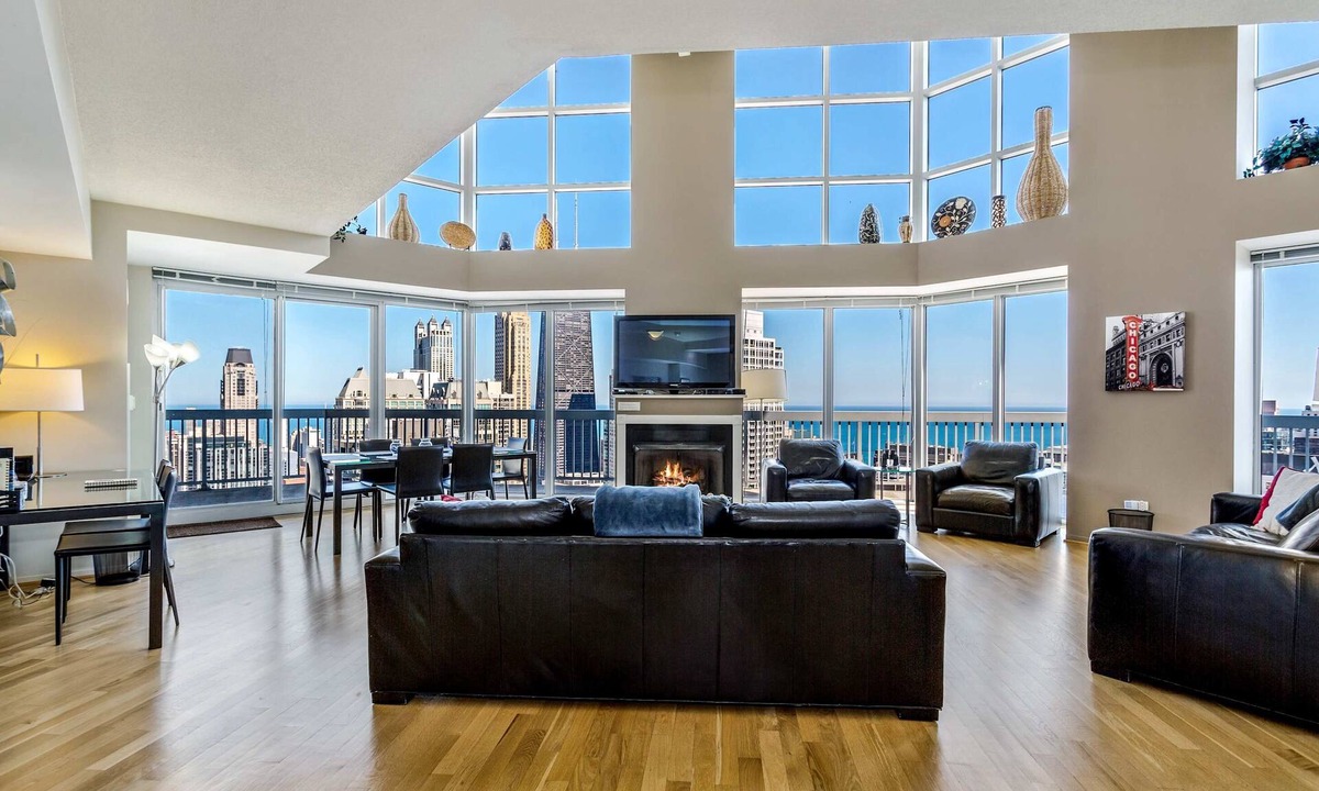 Downtown Chicago Apartment | 55th Floor Penthouse with Award-Winning Views